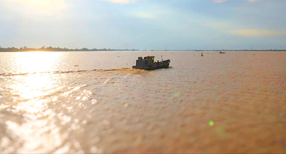 Phạm vi đầu tư là các điểm nghẽn trên hành lang Đông - Tây qua sông Hậu, sông Trà Ôn, Mang Thít, sông Cổ Chiên, kênh Chợ Lách, sông Tiền… (ảnh minh họa: Một đoạn sông Tiền qua địa phận xã Chợ Lách).