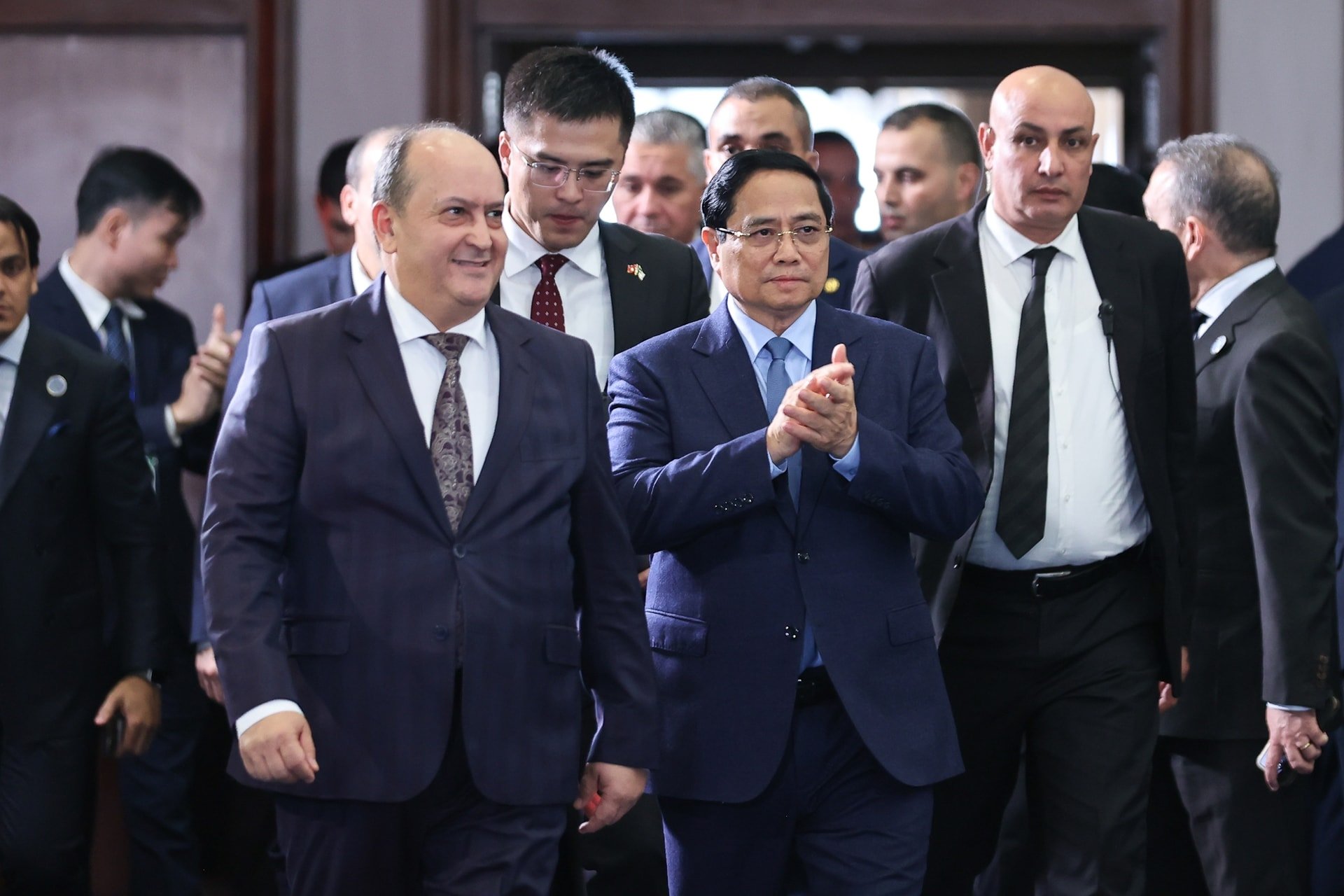 O primeiro-ministro convidou empresas vietnamitas a investir na Argélia para exportar para 3 continentes - Foto 1. Thủ tướng mời gọi doanh nghiệp Việt Nam đầu tư tại Algeria để xuất khẩu sang 3 châu lục- Ảnh 1.