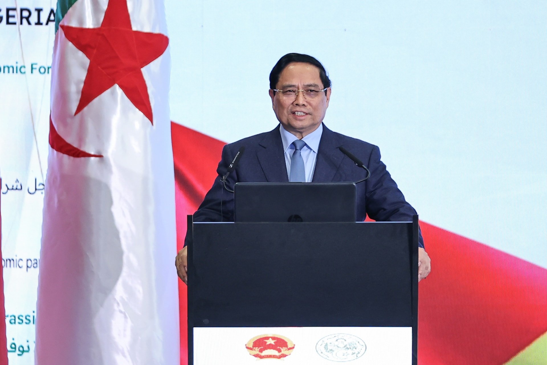O primeiro-ministro convidou empresas vietnamitas a investir na Argélia para exportar para 3 continentes - Foto 2. Thủ tướng mời gọi doanh nghiệp Việt Nam đầu tư tại Algeria để xuất khẩu sang 3 châu lục- Ảnh 2.