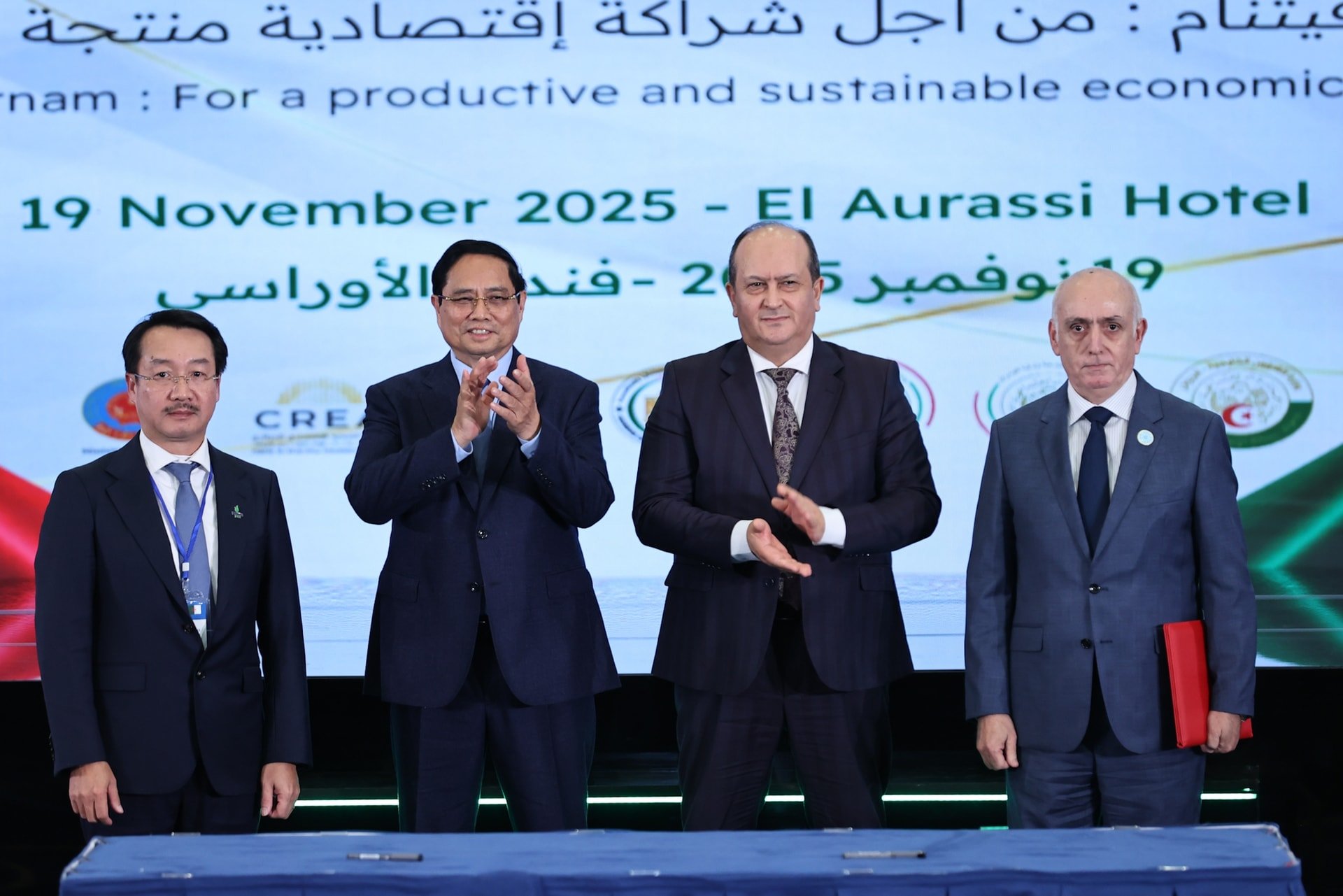 O primeiro-ministro convidou empresas vietnamitas a investir na Argélia para exportar para 3 continentes - Foto 9. Thủ tướng mời gọi doanh nghiệp Việt Nam đầu tư tại Algeria để xuất khẩu sang 3 châu lục- Ảnh 9.