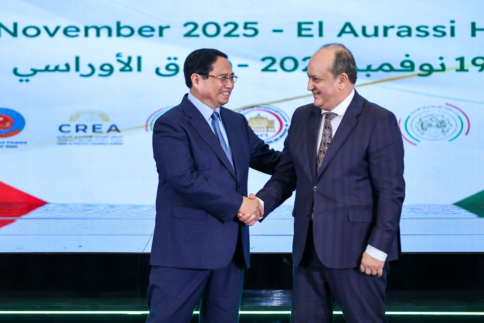 O primeiro-ministro convidou empresas vietnamitas a investir na Argélia para exportar para 3 continentes - Foto 11. Thủ tướng mời gọi doanh nghiệp Việt Nam đầu tư tại Algeria để xuất khẩu sang 3 châu lục- Ảnh 11.