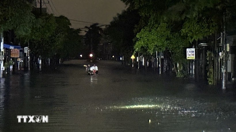 ផ្លូវ Tran Phu (Tuy Hoa Ward) ត្រូវបានជន់លិចនៅយប់ថ្ងៃទី ១៩ ខែវិច្ឆិកា។ (រូបថត៖ Tuong Quan/VNA)