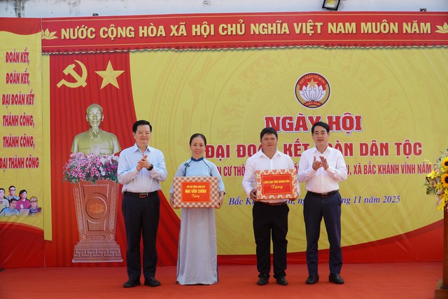 Phó thủ tướng Mai Văn Chính dự Ngày hội Đại đoàn kết toàn dân tộc Khánh Hòa - Ảnh 2.