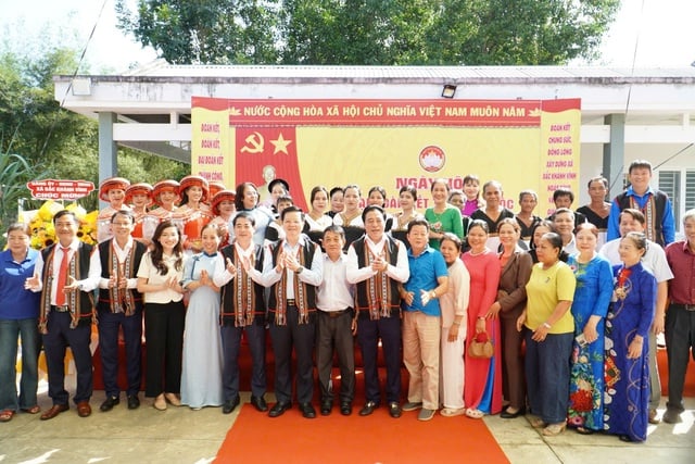 Phó thủ tướng Mai Văn Chính dự Ngày hội Đại đoàn kết toàn dân tộc Khánh Hòa - Ảnh 4.