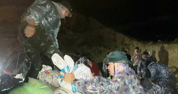 Lực lượng vũ trang hỗ trợ người dân vùng lũ tại nhiều địa phương