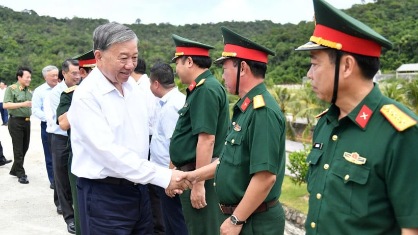 Secretarul general To Lam cu ofițeri și soldați aflați în serviciu în zona specială Tho Chau, provincia An Giang. (Foto: VNA)