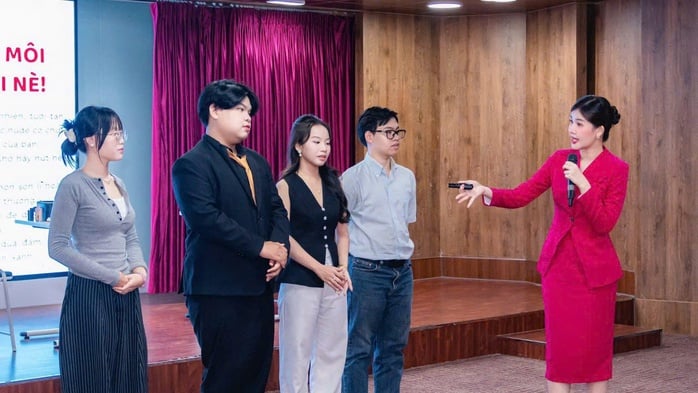 Hơn cả người truyền đạt kiến thức - Ảnh 1.