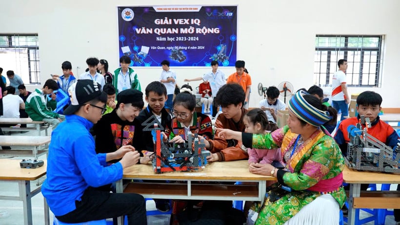 Guru Vang Thi Dinh dan pelajarnya menyertai Pertandingan Terbuka VEX IQ Van Quan untuk tahun persekolahan 2023-2024 di wilayah Lang Son.