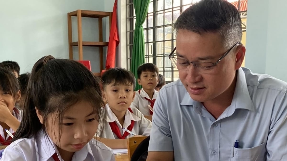 Thầy giáo thầm lặng gieo mầm tương lai trên biên giới Ia Đal