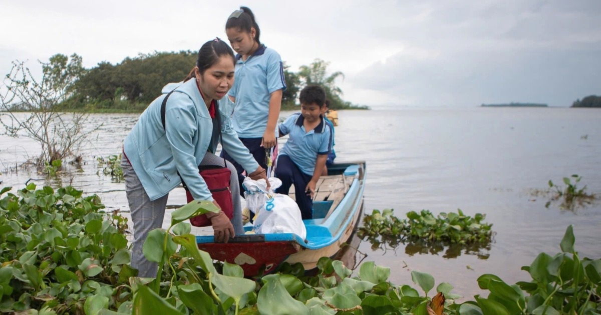 Cô giáo của những đứa trẻ “ba không” giữa lòng hồ Trị An