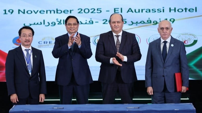 Perdana Menteri Pham Minh Chinh dan Perdana Menteri Aljazair Sifi Ghrieb menyaksikan pertukaran perjanjian kerja sama antara pelaku bisnis kedua negara di Forum Ekonomi Vietnam-Aljazair. (Foto: NHAT BAC/VGP)