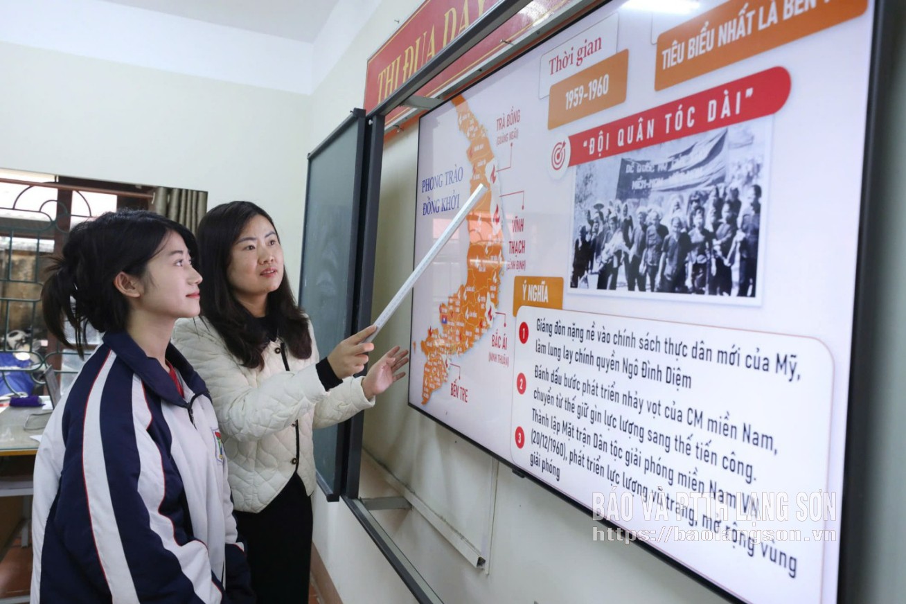 Viet Bac 고등학교 교사들이 학생들에게 역사 과목에 대한 지식을 복습하도록 안내합니다.