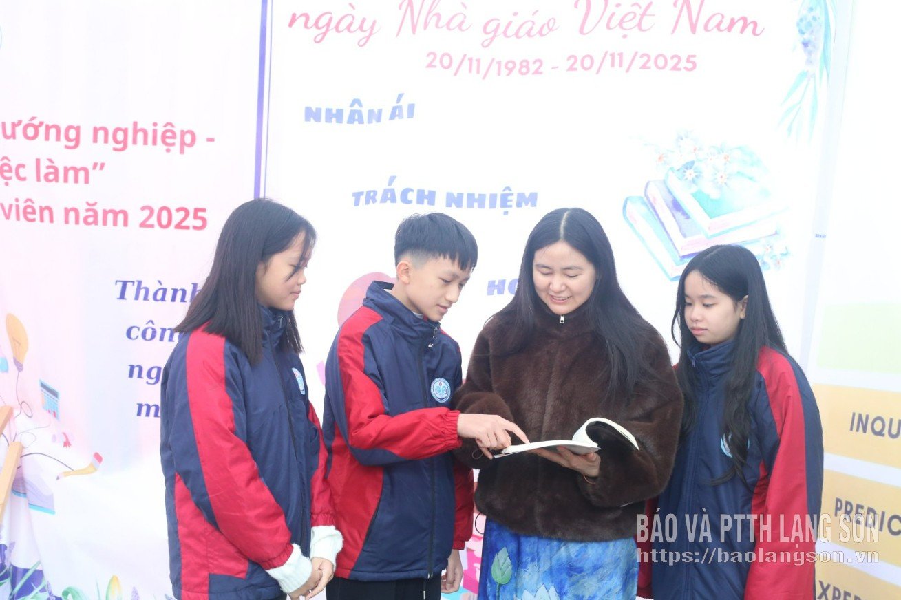 Le Quy Don 초등학교와 중등학교 교사들이 학생들의 지식 복습을 지도하고 있습니다.