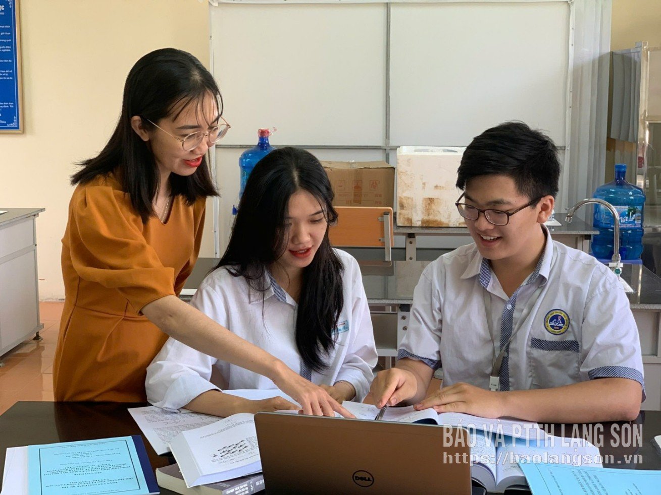 주반안 영재고등학교 교사들이 학생들에게 과학 연구를 지도하고 있습니다.