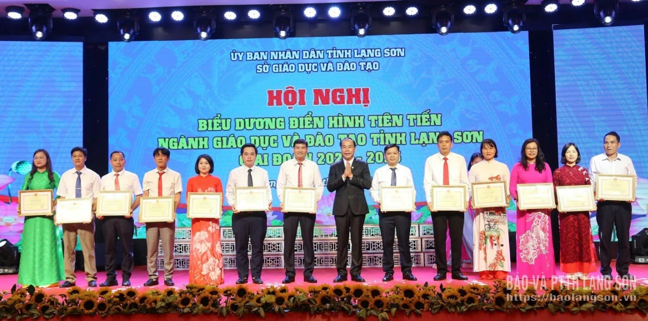 Lãnh đạo Sở Giáo dục và Đào tạo trao bằng khen của Bộ trưởng Bộ Giáo dục và Đào tạo cho các cá nhân có thành tích tiêu biểu trong thực hiện “Đổi mới, sáng tạo trong quản lý, giảng dạy và học tập” (Ảnh: Hoàng Tùng)