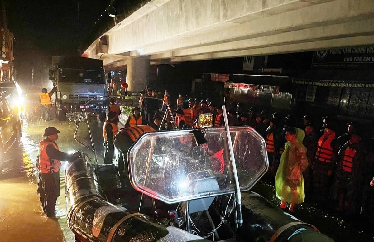 Vùng 4 Hải quân triển khai lực lượng và phương tiện giúp nhân dân phường Tây Nha Trang. Ảnh: Huy Tứ. 