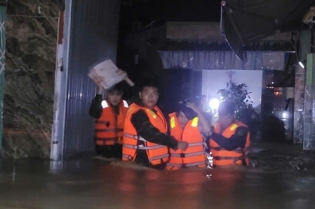 Lữ đoàn Đặc công nước 5 triển khai lực lượng cứu dân trong đêm tại xã Diên Khánh (Khánh Hòa). Ảnh: Duy Hiển.