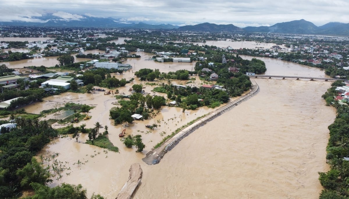 Lũ trên sông Cái Nha Trang và sông Cái Phan Rang được dự báo tiếp tục lên, ngập lụt từ 1-2,5m, có nơi sâu hơn 3m. Ảnh: Phương Chi.