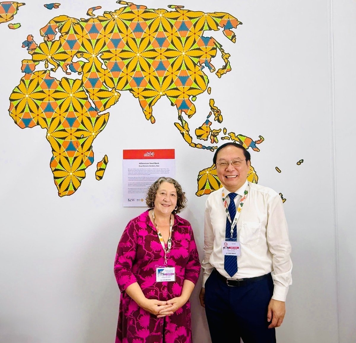 Thứ trưởng Bộ Nông nghiệp và Môi trường Lê Công Thành - Trưởng đoàn Việt Nam tại Hội nghị COP30 và bà Ruth Davis, Đặc phái viên của Thủ tướng Anh phụ trách về Thiên nhiên. Ảnh: Chu Hương.