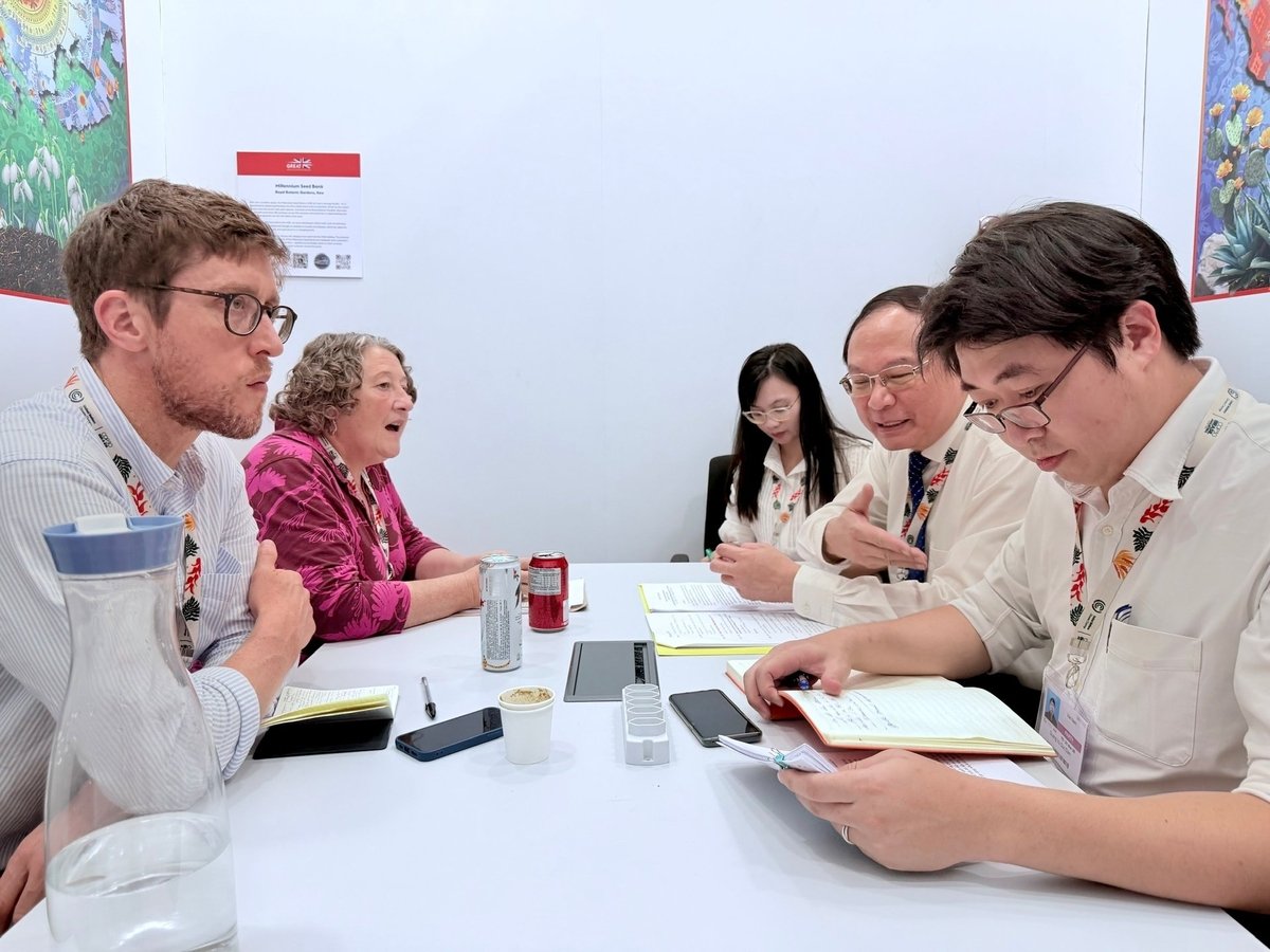 Hai bên thảo luận các nội dung hợp tác về môi trường, đa dạng sinh học. Ảnh: Chu Hương.