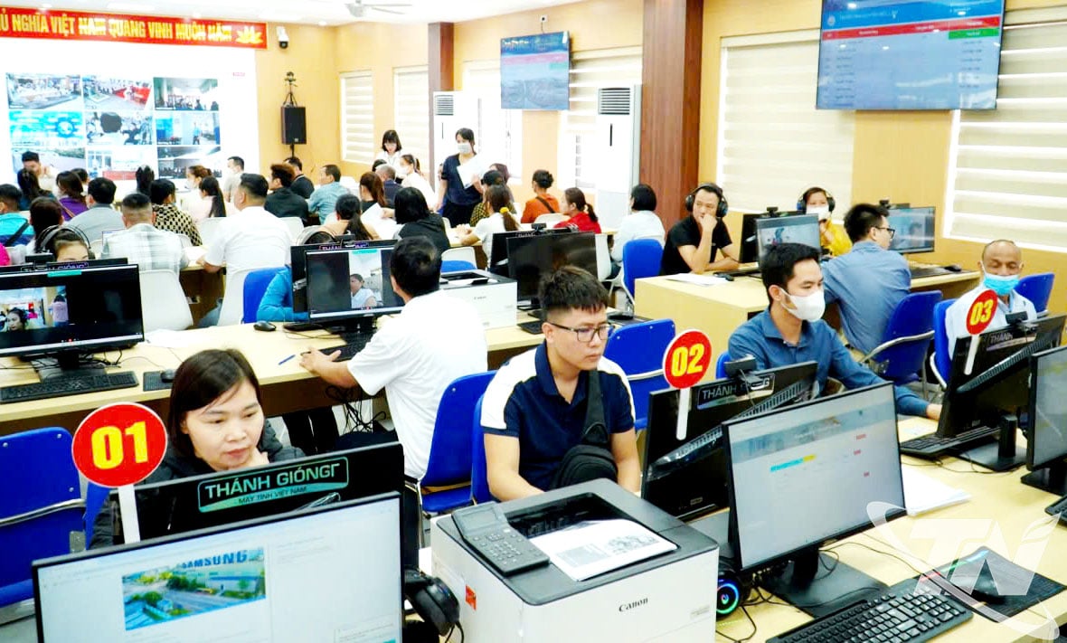 Arbetare letar efter jobbmöjligheter på Thai Nguyen Provincial Job Fair 2025. Foto: T.L.