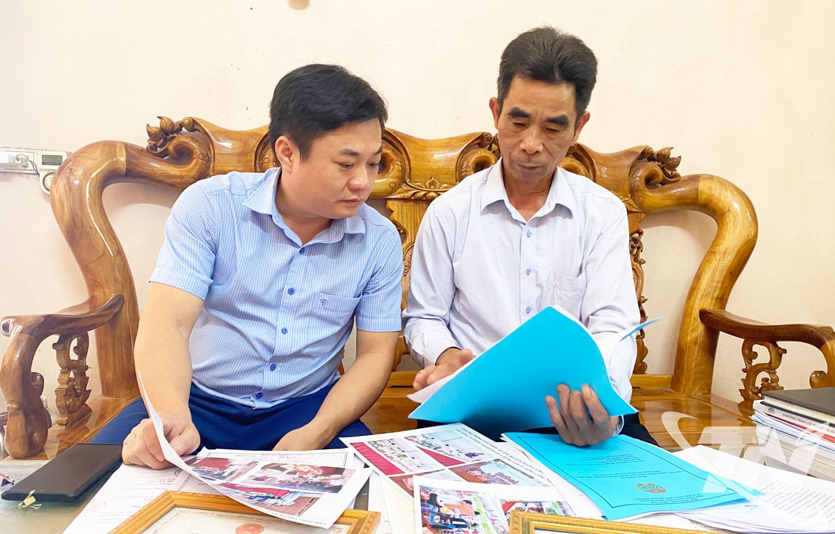 फु बिन्ह कम्यून के आर्थिक विभाग के अधिकारी ओसीओपी उत्पादों के स्कोरिंग के लिए दस्तावेजों और प्रक्रियाओं को पूरा करने के लिए विषयों का मार्गदर्शन और मार्गदर्शन करते हैं।