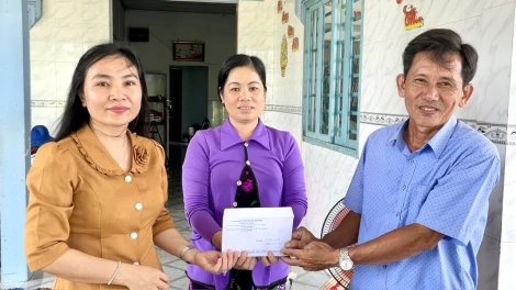 Thăm, hỗ trợ người dân bị thiệt hại do mưa, lũ tại xã Vĩnh Châu