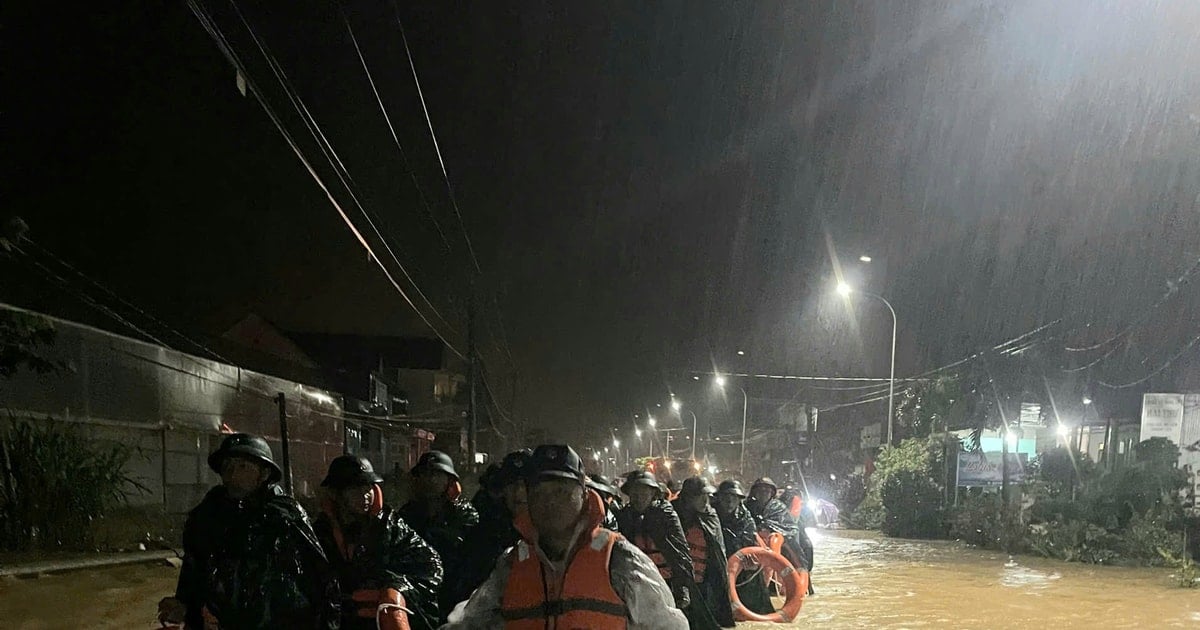 120 cán bộ, chiến sĩ xuyên đêm cứu hộ, di dời hơn 1.500 dân ở D’ran