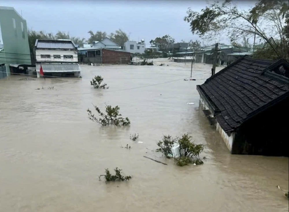 Ngày 19/11, tại Quy Nhơn (Gia Lai), phía hạ lưu sông Hà Thanh xuất hiện một số điểm ngập vượt đỉnh lũ lịch sử năm 2009. Ảnh: Người dân cung cấp.
