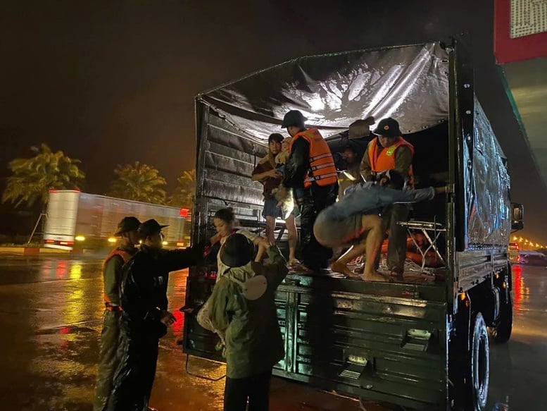 Quân khu 5 triển khai lực lượng khẩn cấp hỗ trợ Gai Lai ứng phó với lũ- Ảnh 2.