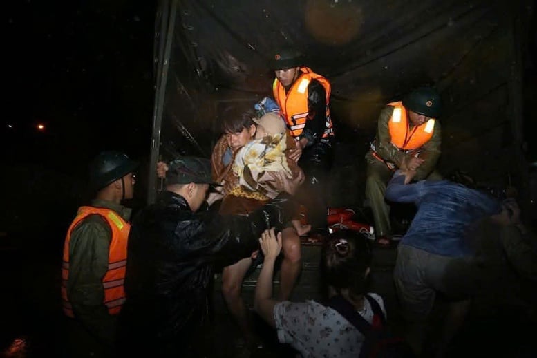 Quân khu 5 triển khai lực lượng khẩn cấp hỗ trợ Gai Lai ứng phó với lũ- Ảnh 3.