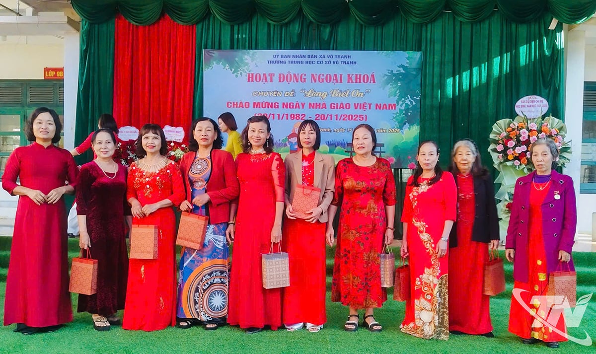 ប្រគល់អំណោយដើម្បីថ្លែងអំណរគុណដល់អតីតគ្រូបង្រៀននៅអនុវិទ្យាល័យ Vo Tranh។