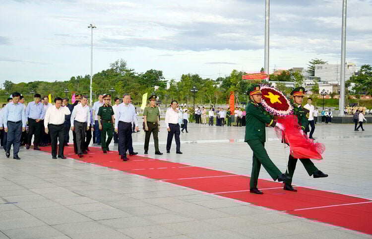 Tổng Bí thư Tô Lâm dâng hoa, thắp hương Tượng đài Bác Hồ tại Phú Quốc