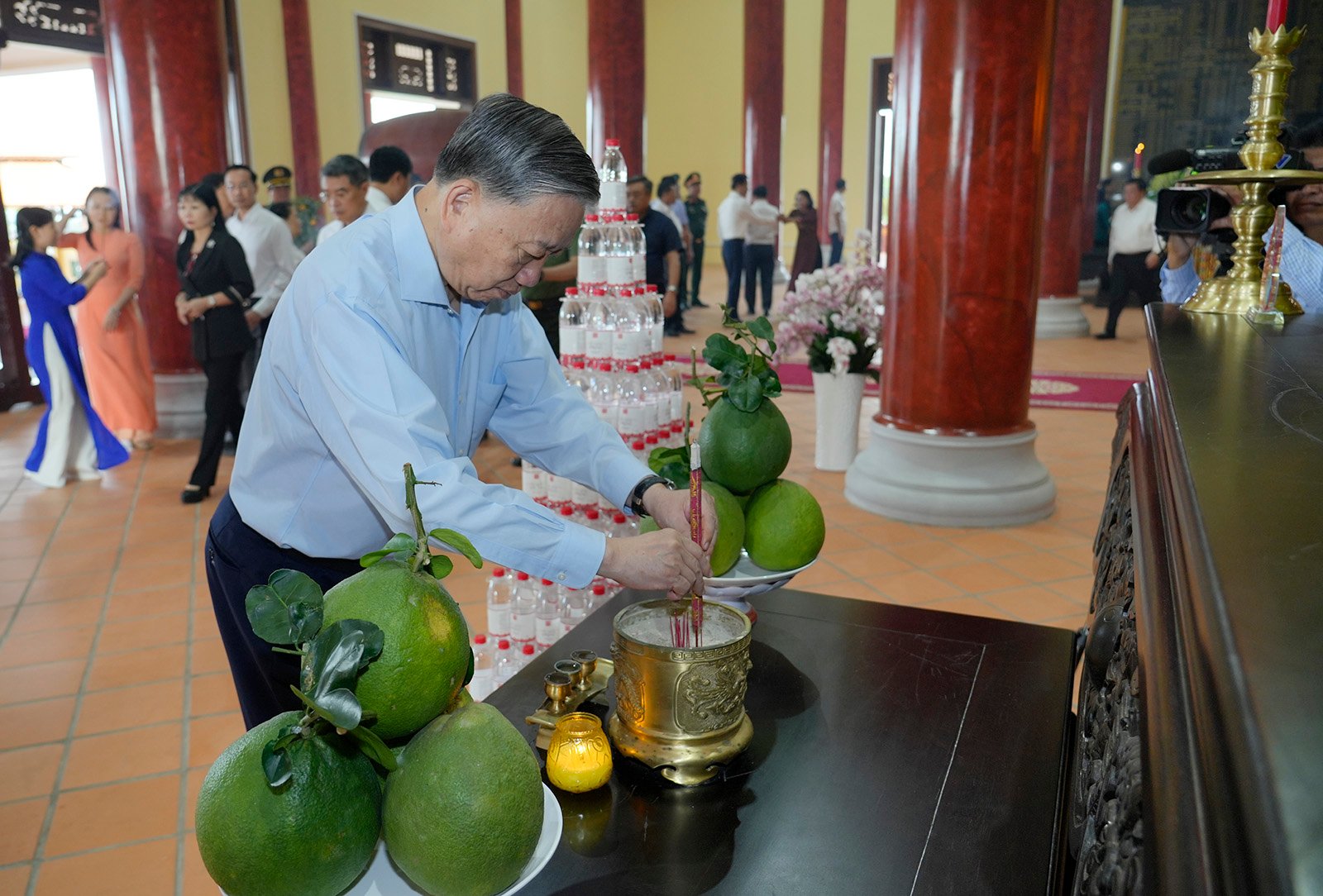 អគ្គលេខាធិកា To Lam ថ្វាយផ្កា និងធូបនៅវិមានលោកពូក្នុងខេត្ត Phu Quoc