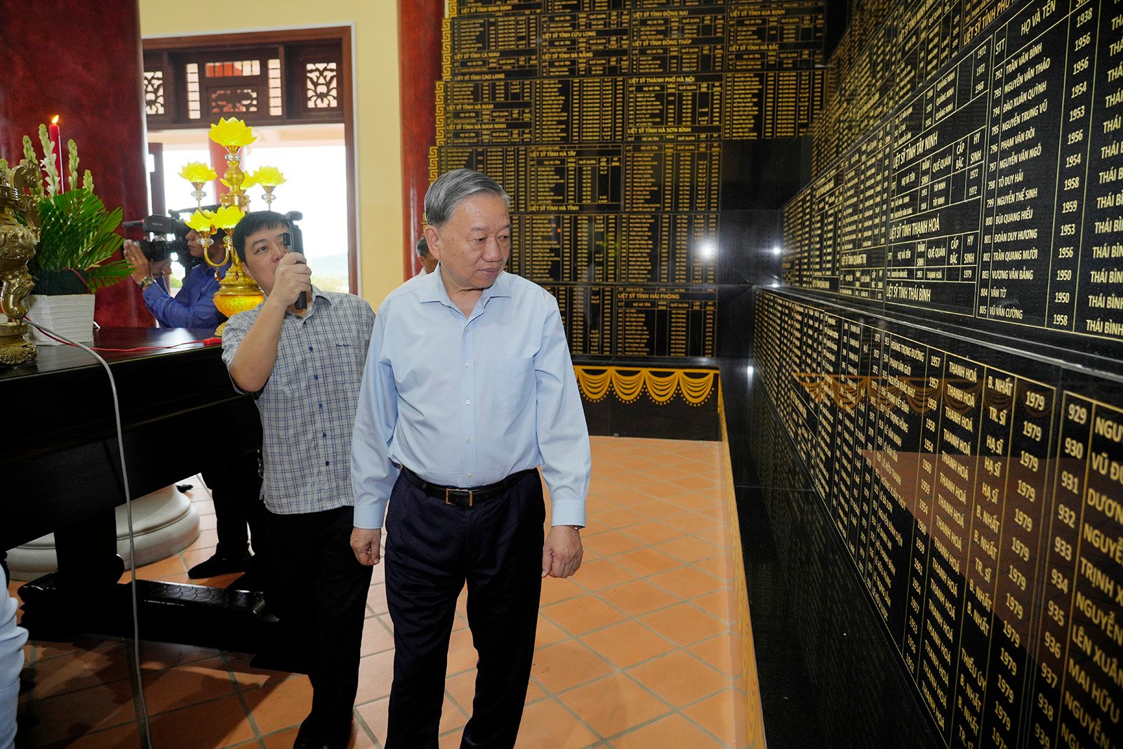 អគ្គលេខាធិកា To Lam ថ្វាយផ្កា និងធូបនៅវិមានលោកពូក្នុងខេត្ត Phu Quoc