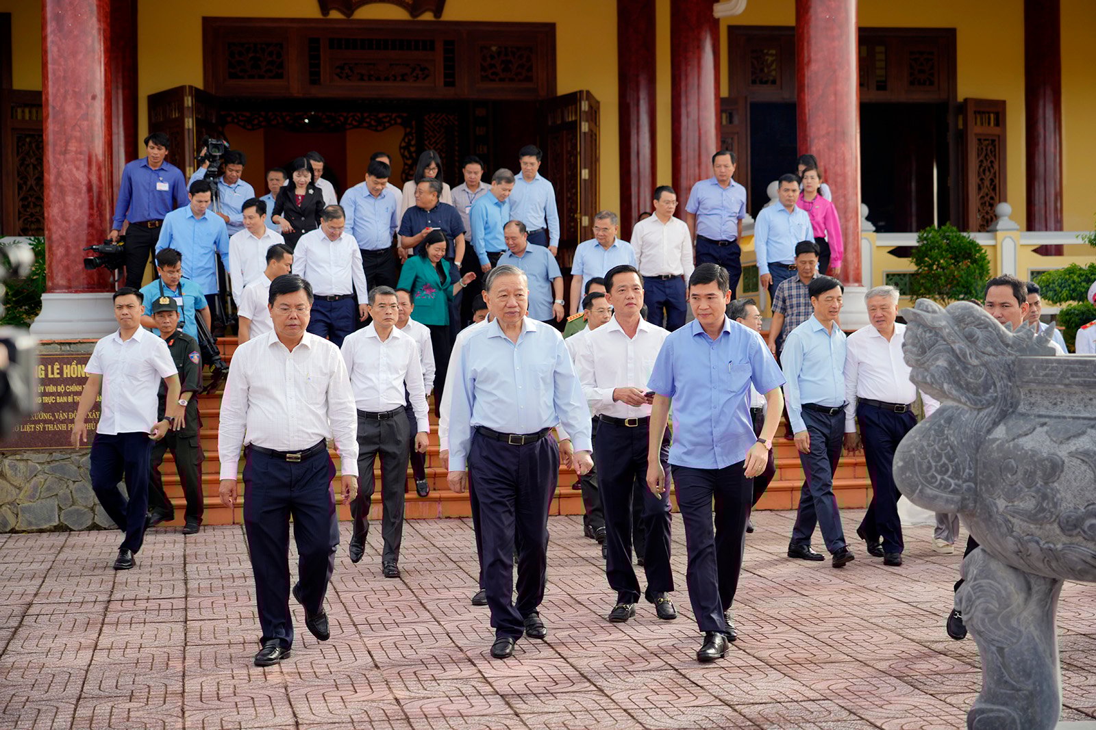 អគ្គលេខាធិកា To Lam ថ្វាយផ្កា និងធូបនៅវិមានលោកពូក្នុងខេត្ត Phu Quoc