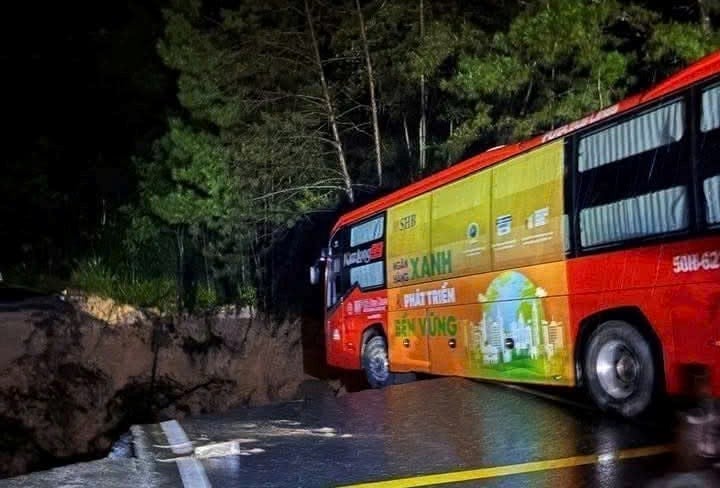 Một chiếc xe khách 45 chỗ rất may dừng kịp thời ngay miệng vực và sau đó được lực lượng chức năng cứu đưa ra khỏi khu vực nguy hiểm. Ảnh: Người dân cung cấp.