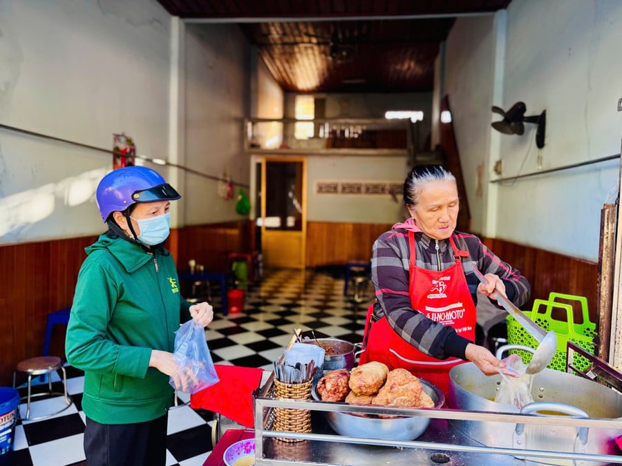 ba-nguyen-thi-thu-hong-dang-muc-banh-canh-cho-khach.jpg