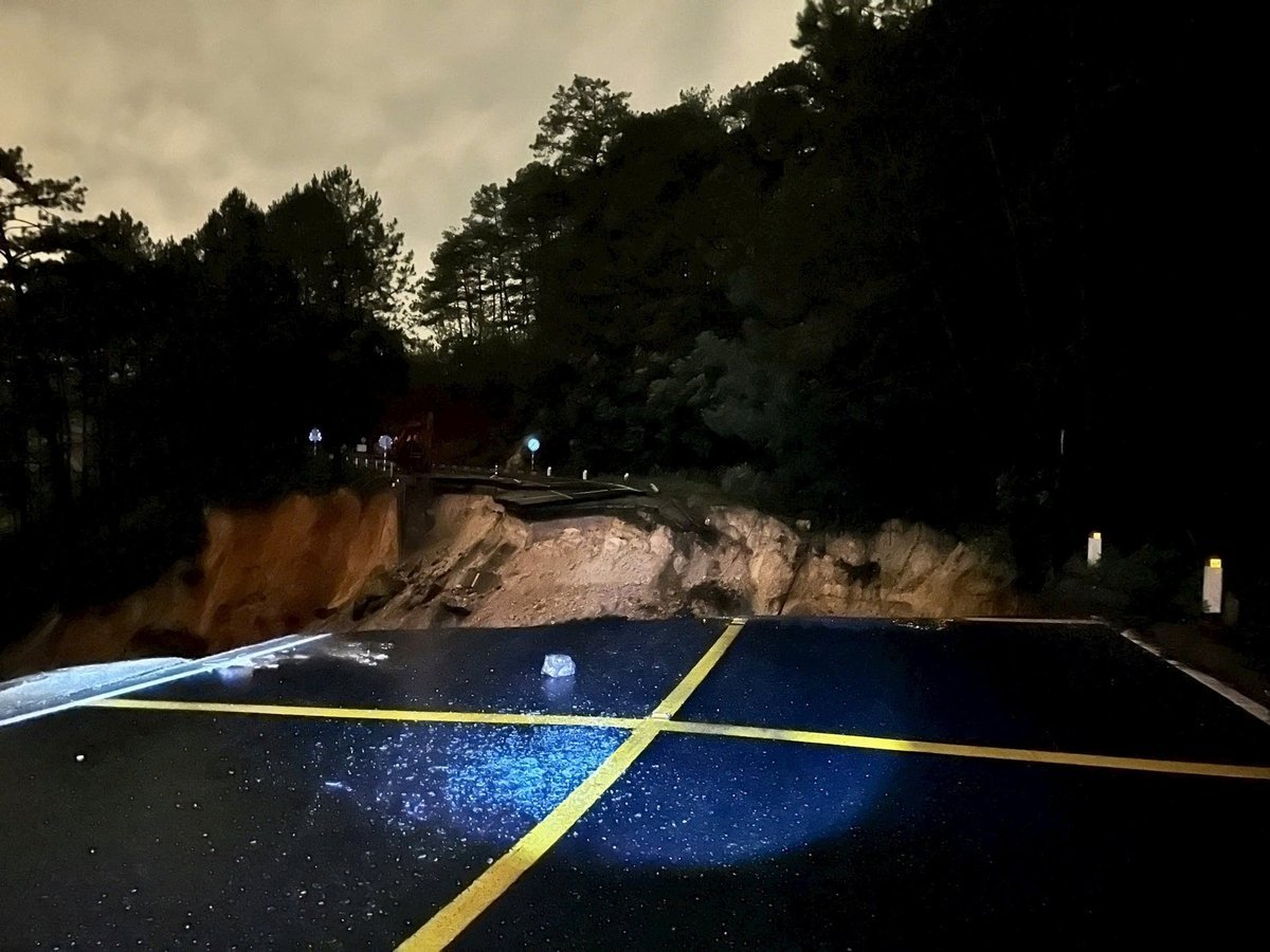 Mặt đường đứt gãy nghiêm trọng và phía taluy âm bị sạt hơn 30m. Hiện tại, vẫn đang có dấu hiệu tiếp tục sạt lở. Ảnh: Hoàng Sa.