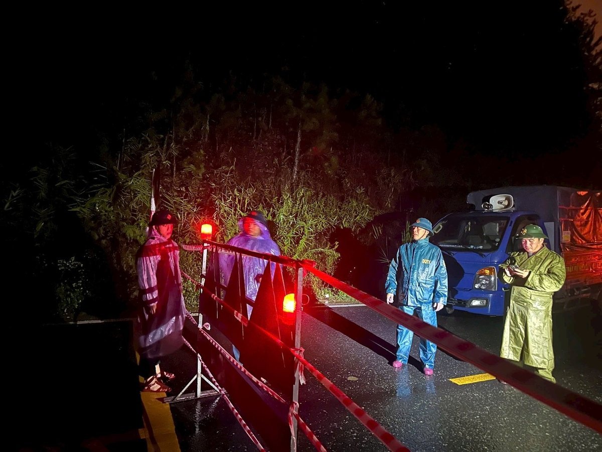 Sau sự cố lực lượng chức năng tỉnh Lâm Đồng đã nhanh chóng có mặt để xử lý và cắm biển cấm các phương tiện lưu thông. Đồng thời, sơ tán người dân sống phía dưới khu vực sạt lở. Ảnh: UBND tỉnh Lâm Đồng cung cấp.