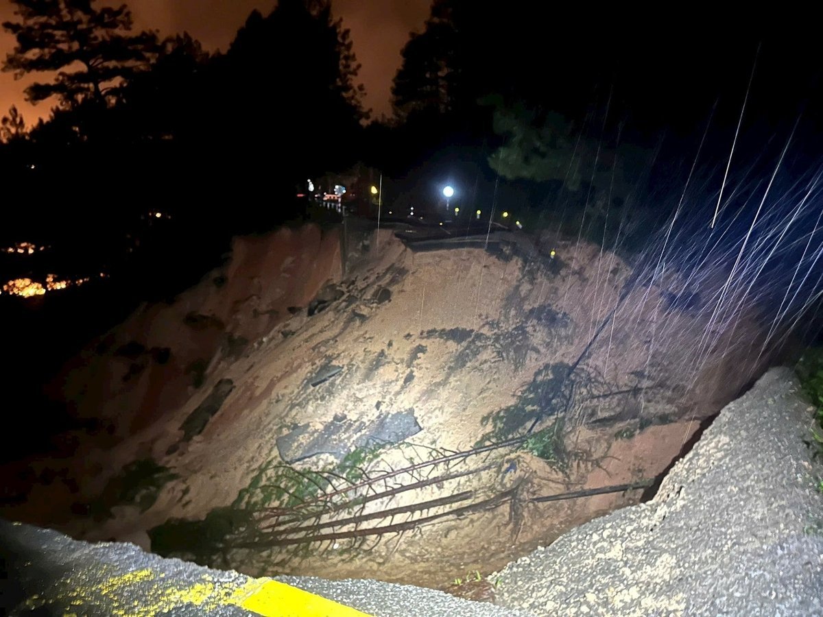 Vết nứt lớn trên đèo Mimosa tạo nên một hố lớn gây tê liệt tuyến đường này. Ảnh: Người dân cung cấp.