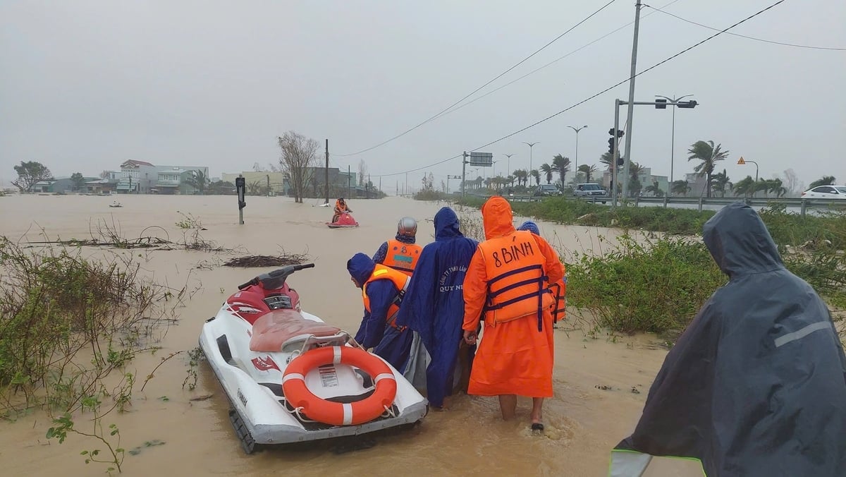 Trước đó, mưa lũ dâng cao, chính quyền địa phương phải sơ tán người dân về nơi an toàn. Ảnh: Tuấn Anh.