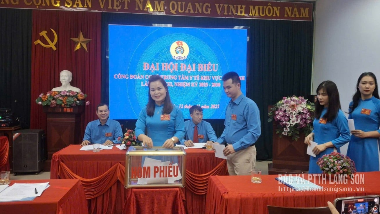 ບັນດາ​ສະມາຊິກ​ຂອງ​ສູນ​ການ​ແພດ​ທ້ອງ​ຖິ່ນ Loc Binh ລົງ​ຄະ​ແນນ​ສຽງ​ເລືອກ​ຕັ້ງ​ຄະນະ​ບໍລິຫານ​ງານ​ຊຸດ​ໃໝ່.