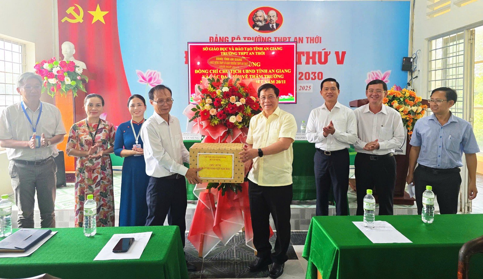 ທ່ານປະທານຄະນະກຳມະການປະຊາຊົນແຂວງ ອານຢາງ Ho Van Mung ຢ້ຽມຢາມ ແລະ ອວຍພອນວັນຄູ ຫວຽດນາມ ຢູ່ ຝູ໋ກວກ.