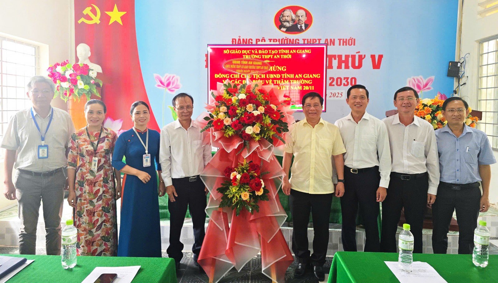 ທ່ານປະທານຄະນະກຳມະການປະຊາຊົນແຂວງ ອານຢາງ Ho Van Mung ຢ້ຽມຢາມ ແລະ ອວຍພອນວັນຄູ ຫວຽດນາມ ຢູ່ ຝູ໋ກວກ.