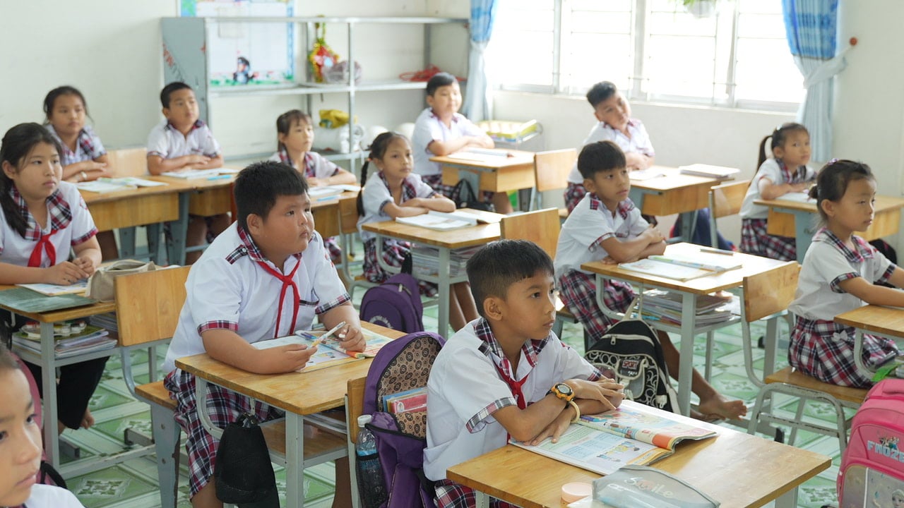 Khoảnh khắc học trò yếu nhất lớp viết nét chữ đầu tiên quý hơn mọi phần thưởng- Ảnh 2.