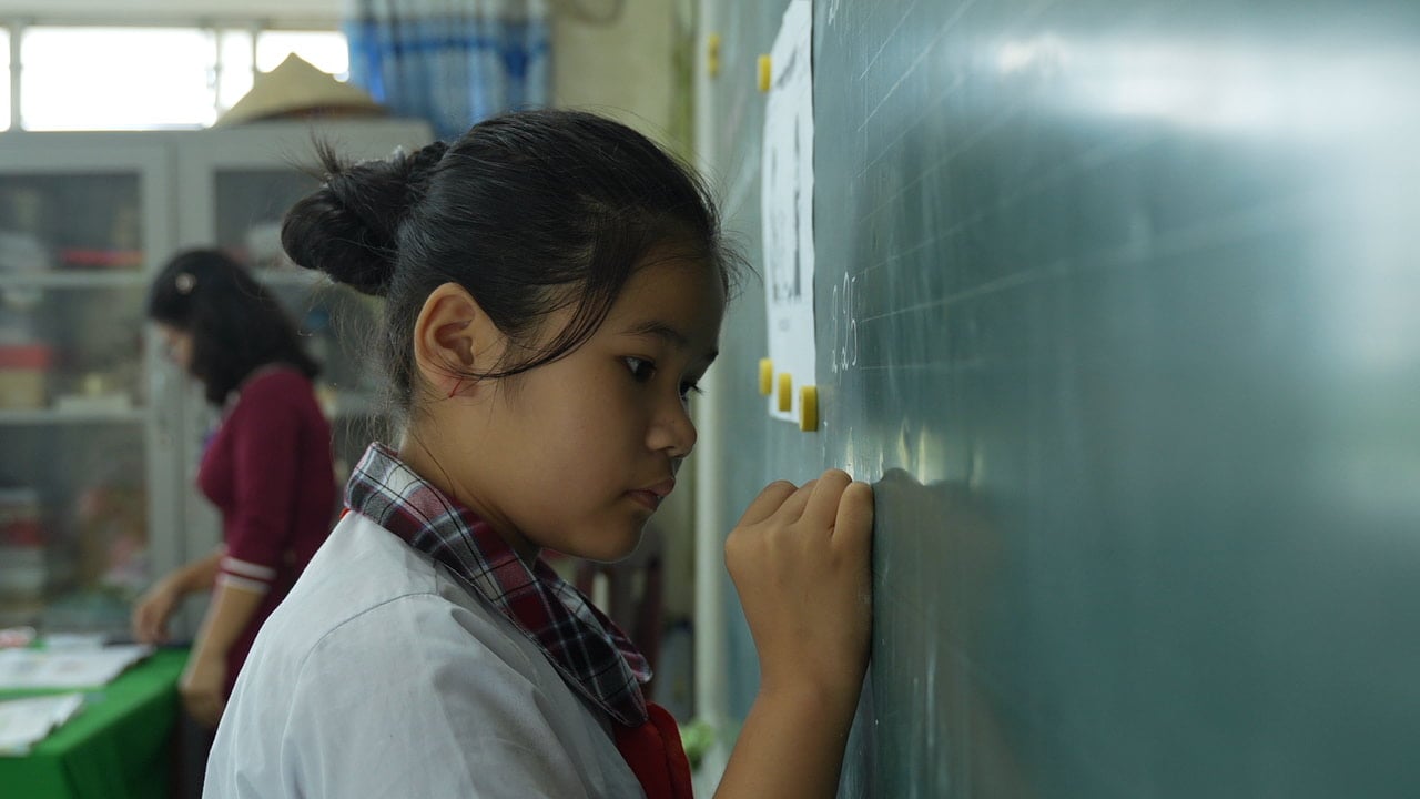 Khoảnh khắc học trò yếu nhất lớp viết nét chữ đầu tiên quý hơn mọi phần thưởng- Ảnh 4.