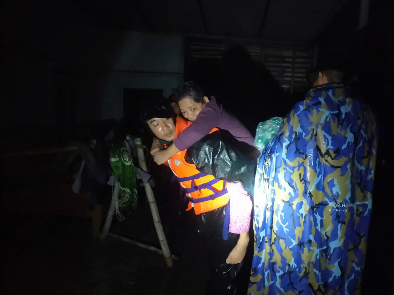 Scoateți oamenii din zona periculoasă.