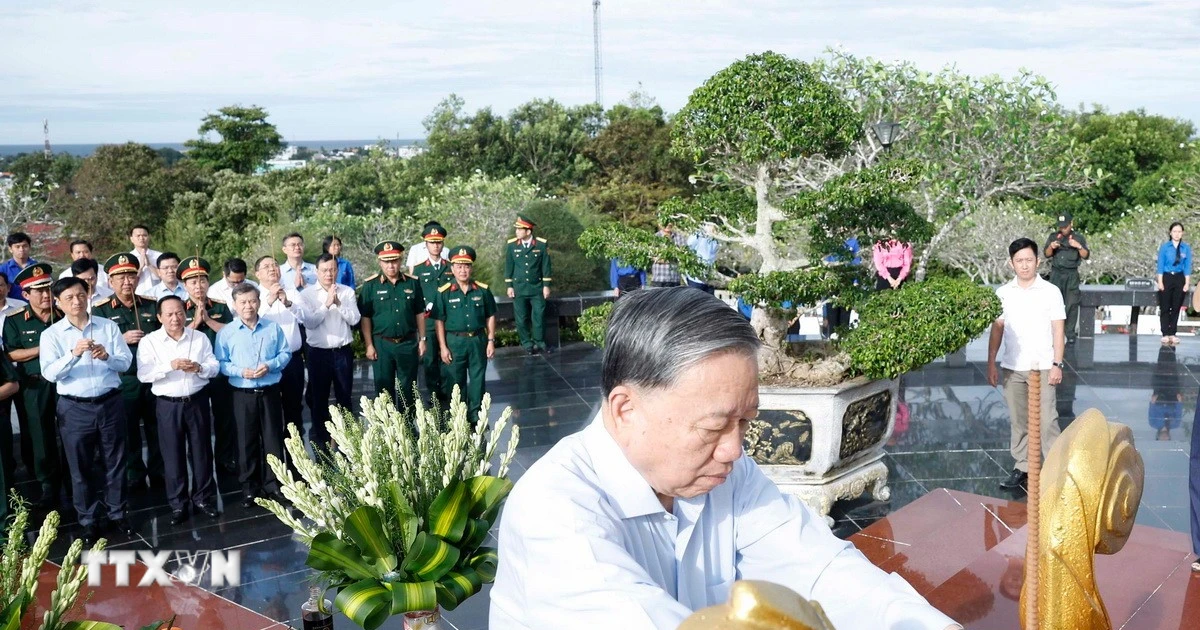 Tổng Bí thư dâng hương tưởng niệm Chủ tịch Hồ Chí Minh và các liệt sỹ ở Phú Quốc