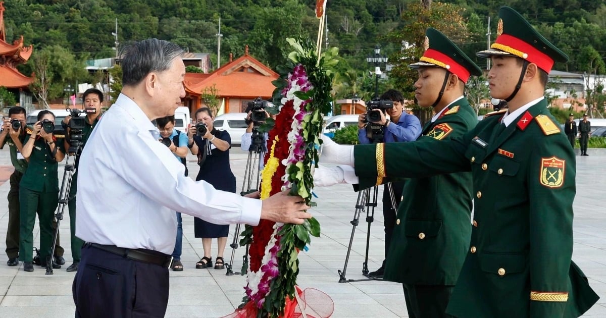 Tổng Bí thư dâng hương trước Tượng đài Chủ tịch Hồ Chí Minh tại Phú Quốc